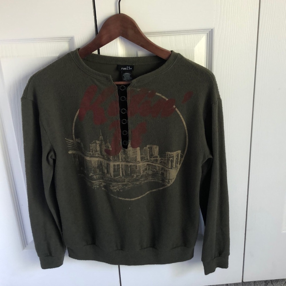 Green comfy long sleeve with trendy rings at top